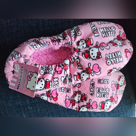 Hello Kitty Sanrio Valentines Slippers  Fits Size 4-10 Soft Snuggle Bottom Grip - Picture 4 of 4